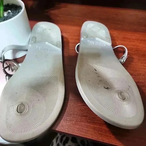 Michael Kors sandals. Size 9 - Picture 5 of 7